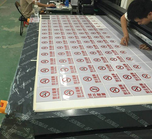 標(biāo)示標(biāo)牌的分類以及uv打印設(shè)備多少錢一臺(tái)?